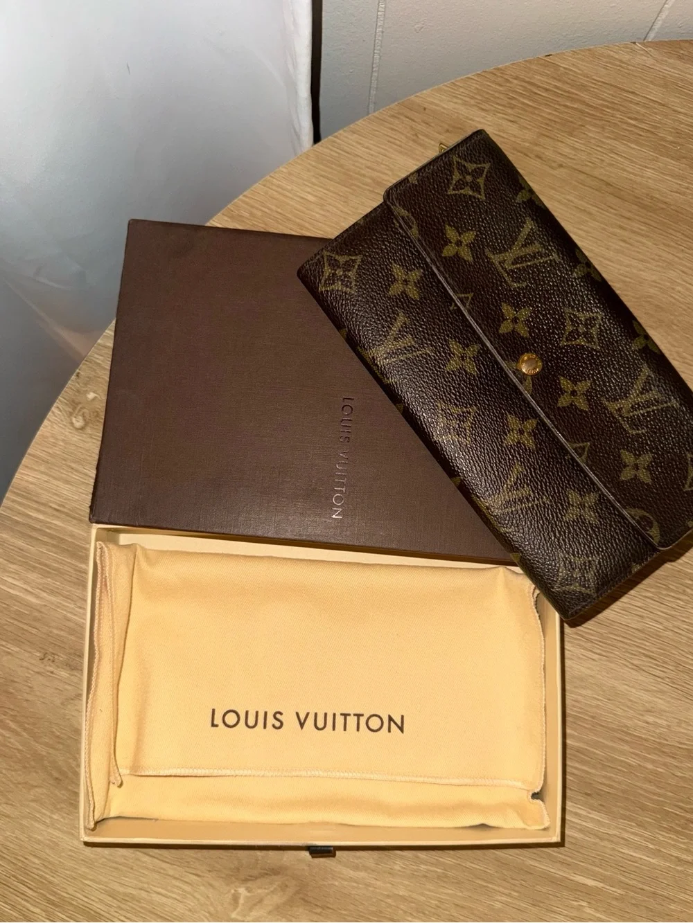 Louis Vuitton Sarah Wallet in the classic Monogram Canvas - Picture 11 of 11